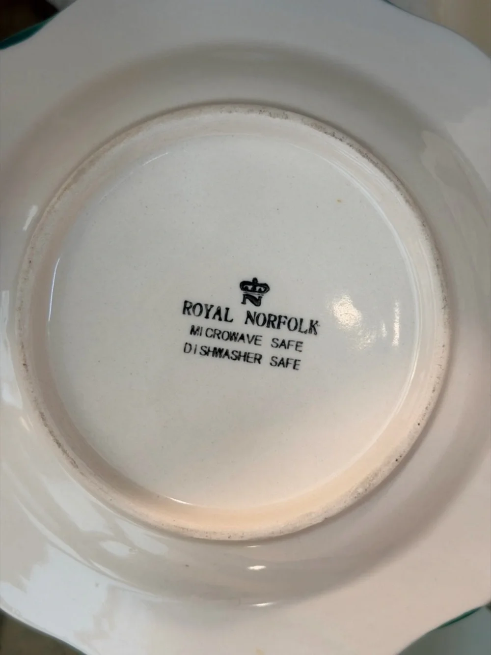 Royal Norfolk Scalloped Edge Rustic Holiday Plate. Poinsettia | Holiday | 8.5”